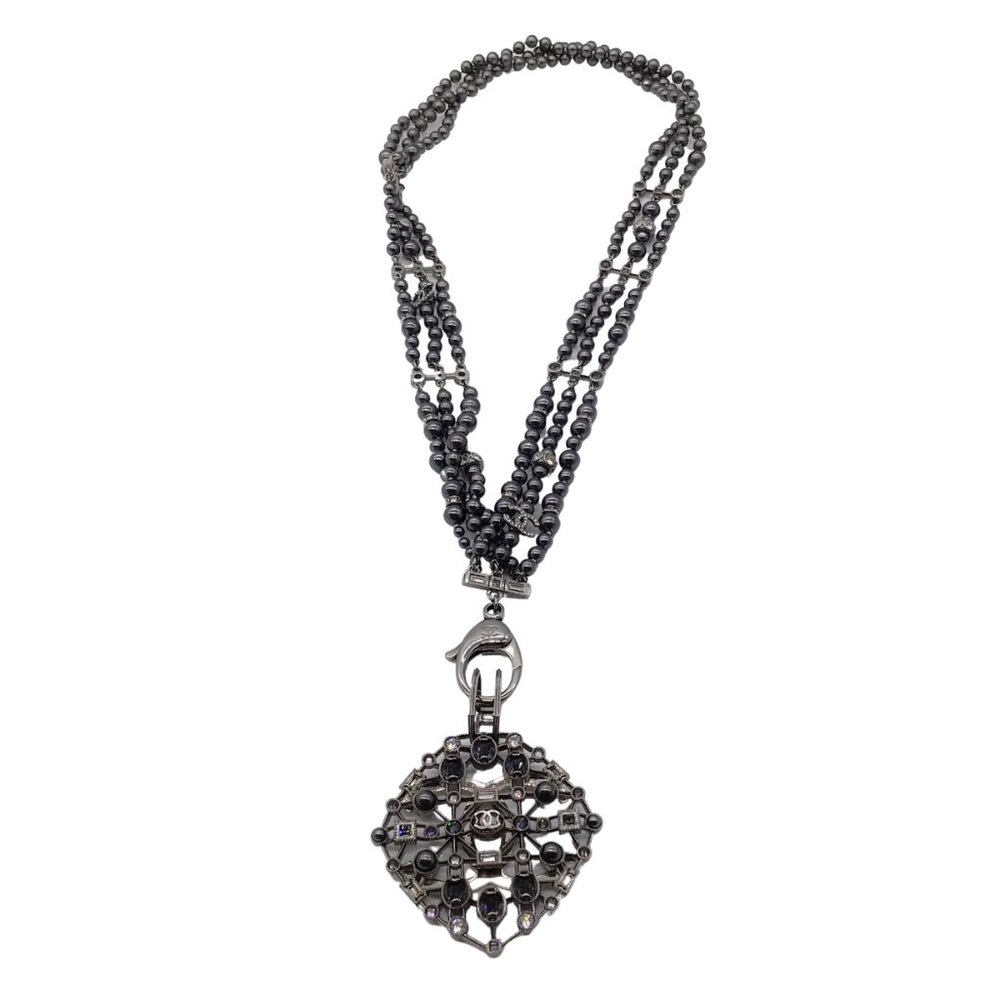 CHANEL GUNMETAL 2017 CRYSTAL EMBELLISHED CC LOGO TRIPLE STRAND PEARL NECKLACE - Picture 3 of 13
